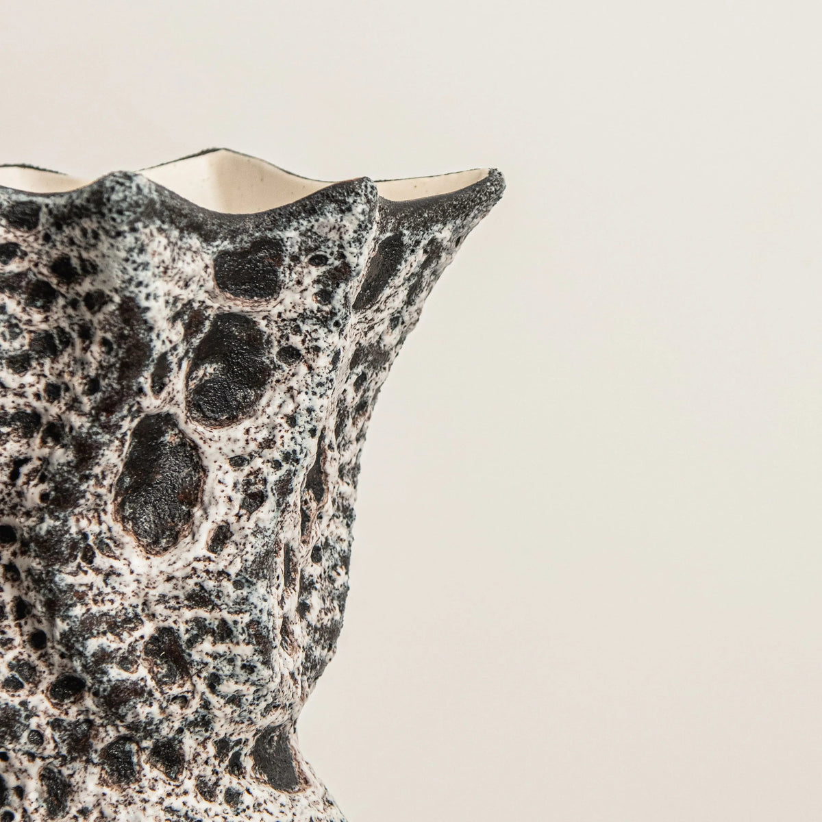 Vase Sculptural Lava Noir DEBEAULIEU