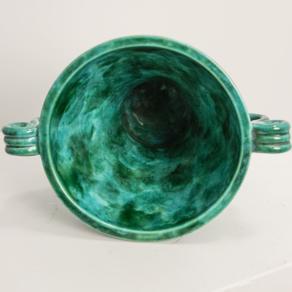 Vase à Anses Volutes Émeraude DEBEAULIEU