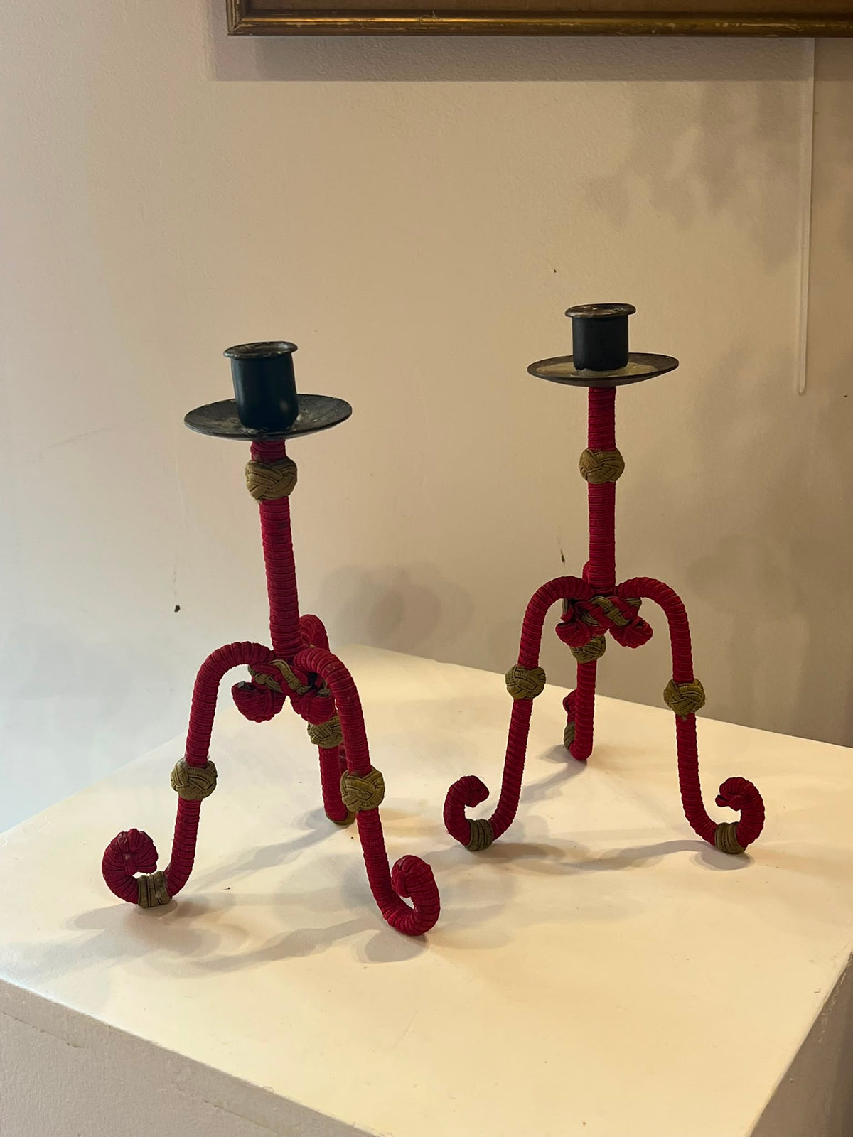 Paire de bougeoirs cordés rouges DEBEAULIEU